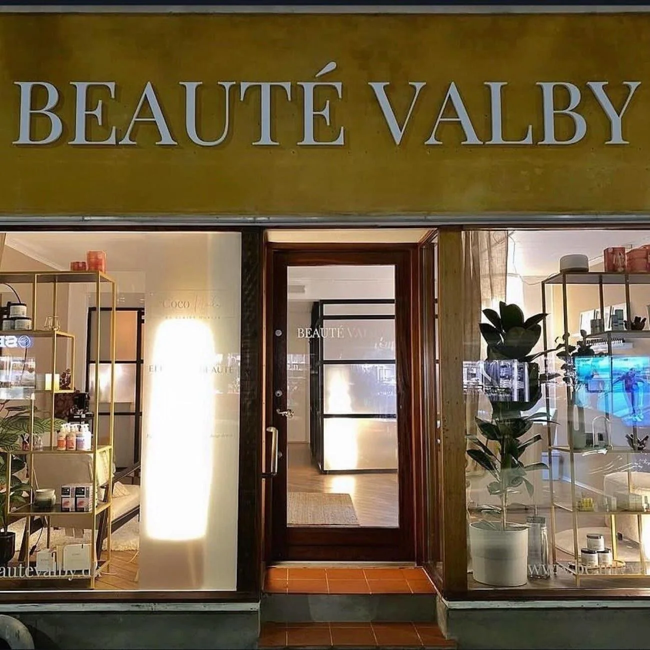 Entrance to Marzieh Nail Atelier at Valby Langgade